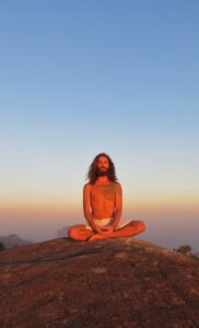 Professor Thom Bello Meditando