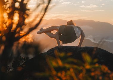 Professor Thom Bello praticando Yoga