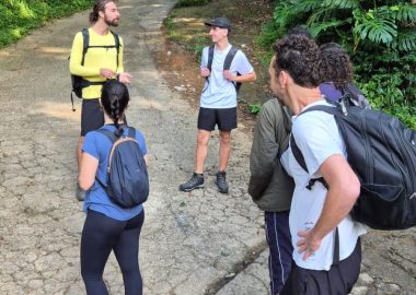 Thom Bello guiando um grupo numa trilha
