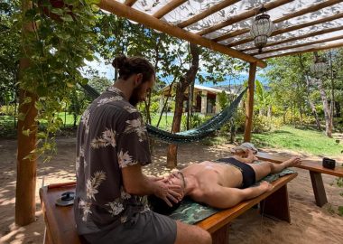 Professor Thom Bellho aplicando massagem Abhyanga num cliente